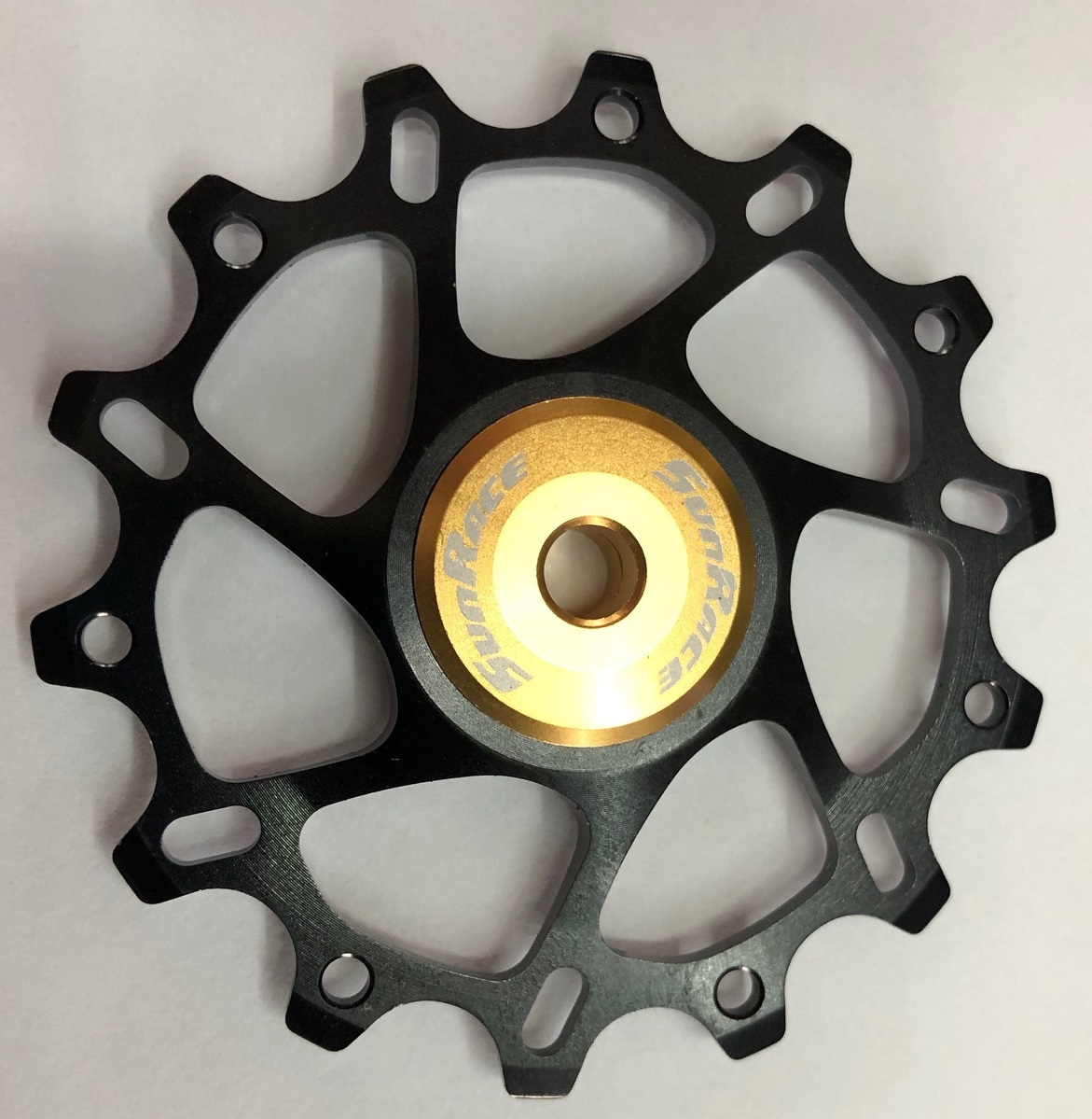 Sunrace SP864 Schaltwerksrolle Alu gefräst schwarz/gold 14Z (1 Stück)